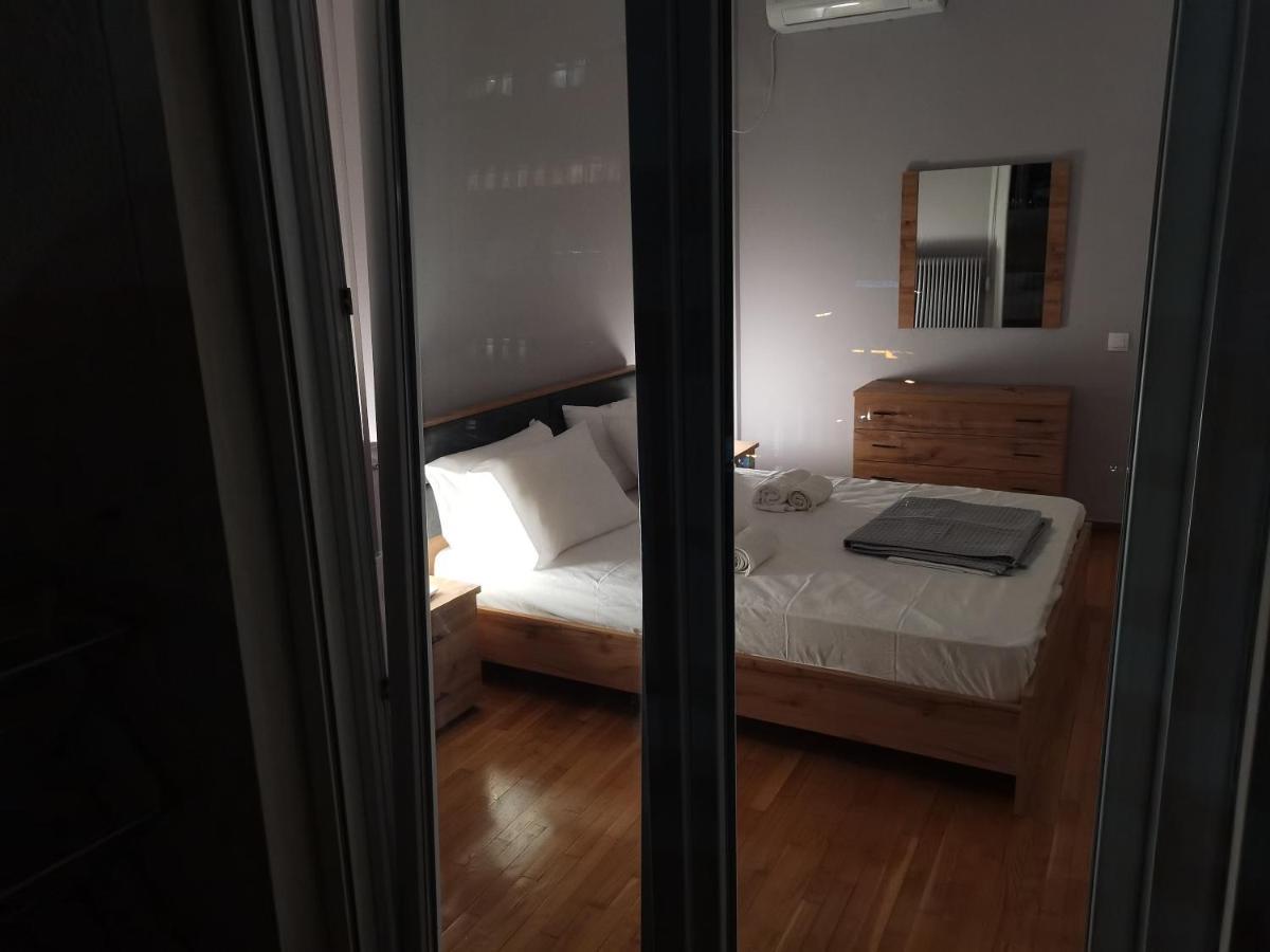 Apartment Penthouse Spacious W Super Wifi & Terrace, 2 Min From Metro Athens